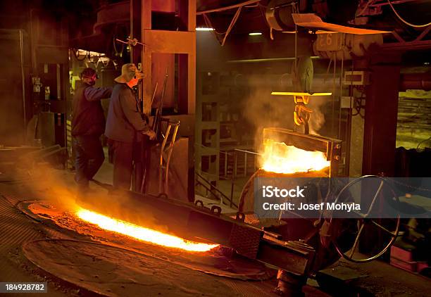 Trabajadores De Fundición De Hierro Foto de stock y más banco de imágenes de Acero - Acero, Actividad, Adulto