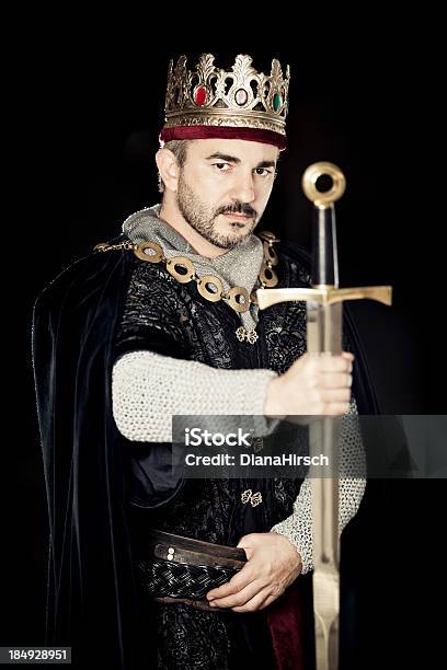 Medieval King - Fotografias de stock e mais imagens de Rei - Pessoa Real - Rei - Pessoa Real, Escuro, Espada