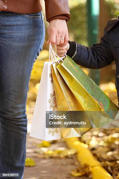 Sacos De Compras - Fotografias de stock e mais imagens de Adulto - Adulto, Andar, Ao Ar Livre