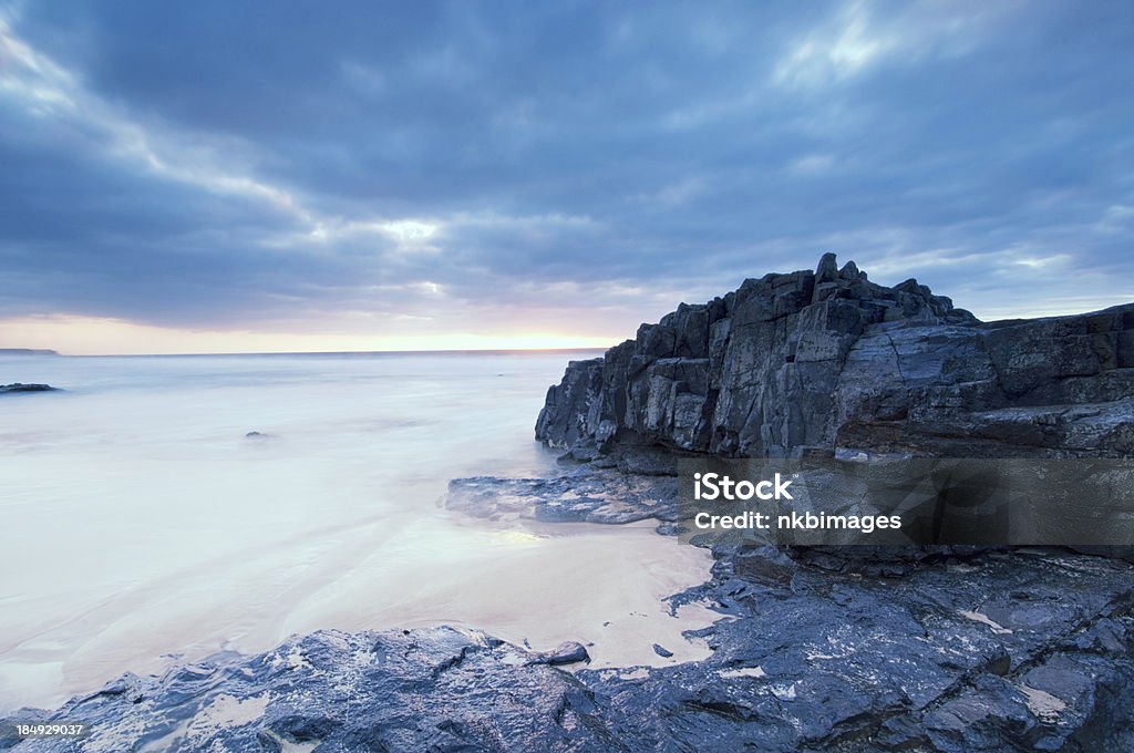 Horizontal bleu paysage du littoral rocheux au crépuscule - Photo de Beauté de la nature libre de droits