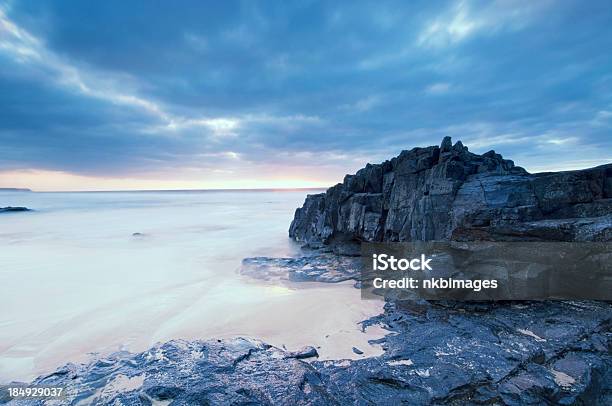 水平ブルーの風景の夕暮れの岩の海岸線 - アクションショットのストックフォトや画像を多数ご用意 - アクションショット, カナリア諸島, カラー画像