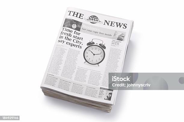 News Stockfoto und mehr Bilder von Zeitung - Zeitung, Gestapelt, Freisteller – Neutraler Hintergrund