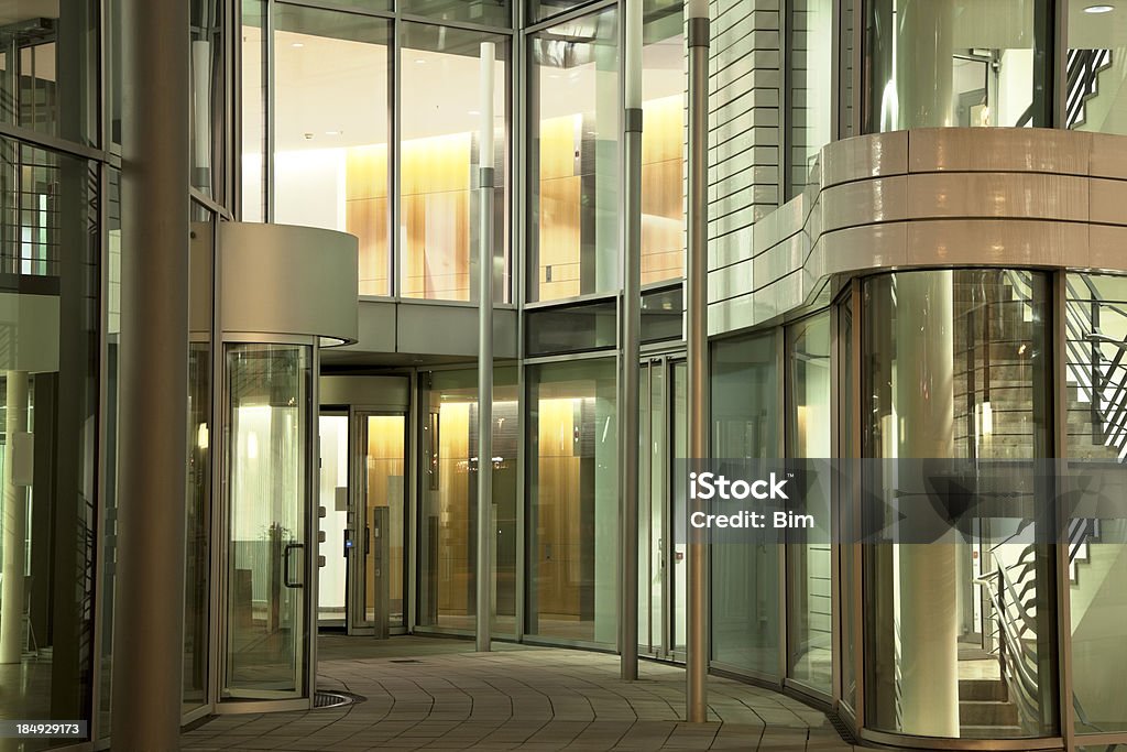 Entrada de escritório moderno Edifício à noite - Royalty-free Porta Giratória Foto de stock