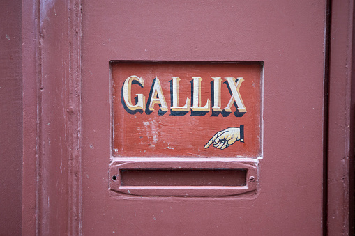 Finger illustration pointing to a mail box in a door