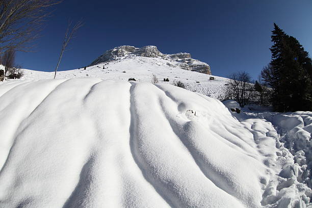 neve em la dent du crolles - crolles imagens e fotografias de stock