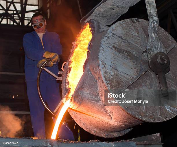 鉄鋳物工場の労働者 - お玉のストックフォトや画像を多数ご用意 - お玉, オレンジ色, テクノロジー