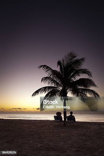 Na Wakacje W Playa Del Carmen Riviera Maya Sunrise - zdjęcia stockowe i więcej obrazów Para - Stosunki międzyludzkie - Para - Stosunki międzyludzkie, Wakacje na plaży, Aktywni seniorzy