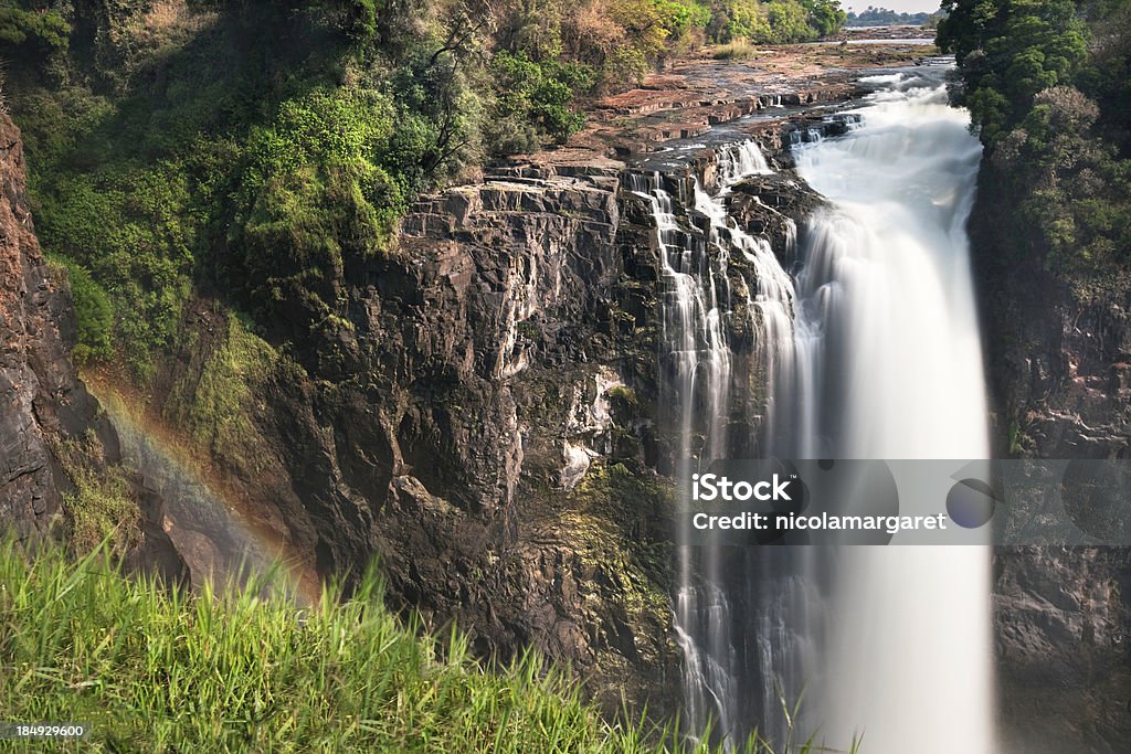 Vista clássica de Victoria Falls - Foto de stock de Arco-íris royalty-free