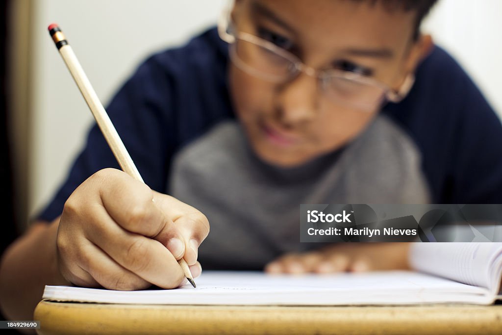 Atenciosamente fazendo lição de casa - Foto de stock de 6-7 Anos royalty-free