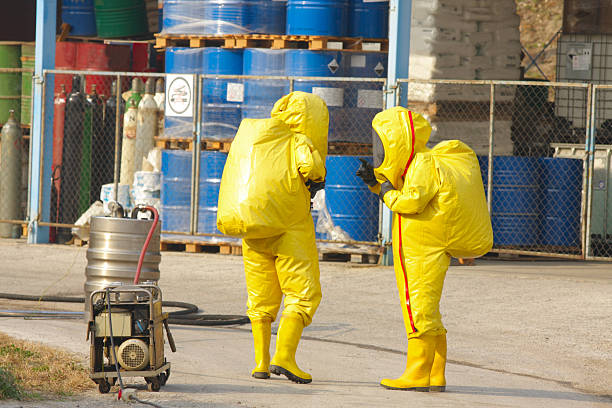sammeln von gefährlichen material - radiation protection suit toxic waste protective suit cleaning stock-fotos und bilder