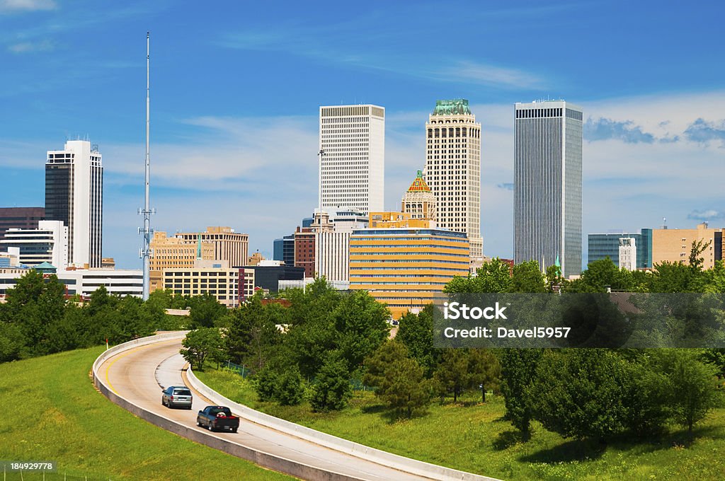 Tulsa skyline i road - Zbiór zdjęć royalty-free (Tulsa)