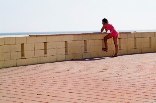 girl looking to the ocean