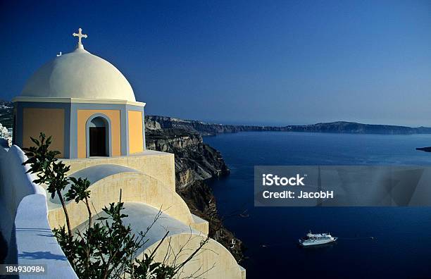 サントリーニ島ギリシャの教会 - イアのストックフォトや画像を多数ご用意 - イア, エーゲ海, カルデラ