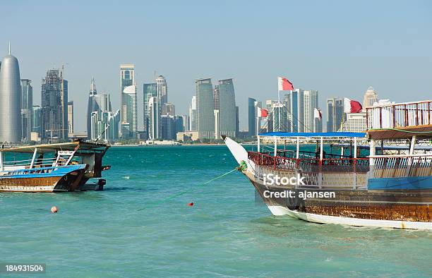 Dhows Nel Porto Di Doha Qatar Su Cancella Giorno - Fotografie stock e altre immagini di Acqua - Acqua, Ad Dawhah, Albergo