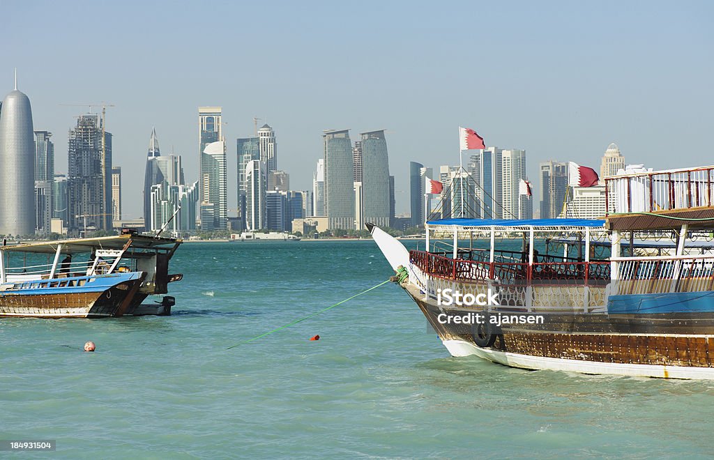 の伝統的なダウ船港でドーハで、カタールの日 - アラビアのロイヤリティフリーストックフォト