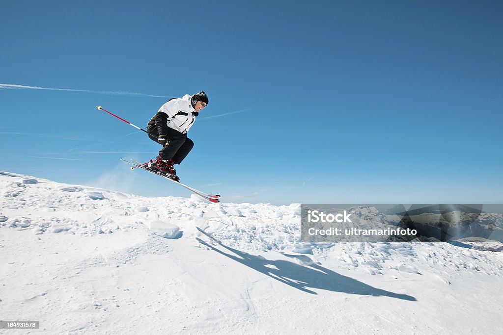 Pular de esquiador de neve - Foto de stock de Esqui - Esqui e snowboard royalty-free