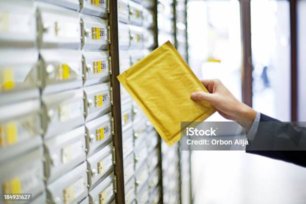 Foto de Homem Enviando Um Pacote e mais fotos de stock de Correio - Edifício público - Correio - Edifício público, Caixa de correio, Escritório de Classificação Postal