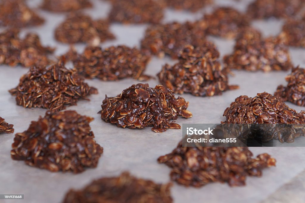 Resfriamento Unbaked biscoitos de Chocolate - Foto de stock de Chocolate royalty-free