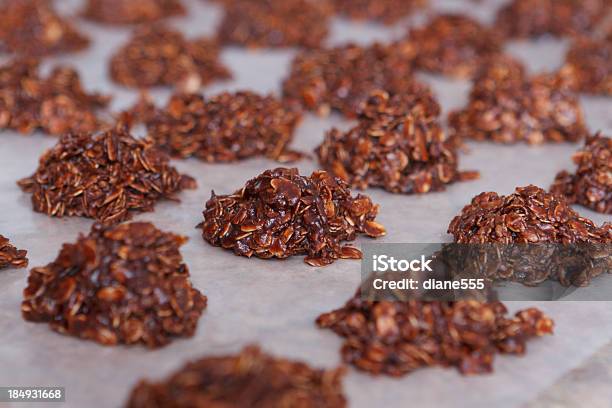 Foto de Resfriamento Unbaked Biscoitos De Chocolate e mais fotos de stock de Chocolate - Chocolate, Farinha de Aveia, Assar