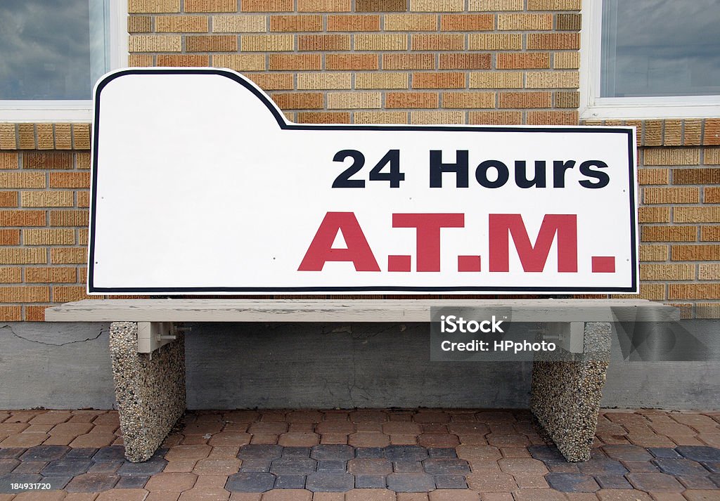 24 時間オープンの ATM - ベンチのロイヤリティフリーストックフォト