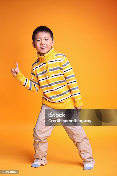 Porträt Von Asiatischen Jungen Studio Shot Stockfoto und mehr Bilder von Jungen - Jungen, Gelber Hintergrund, Kind
