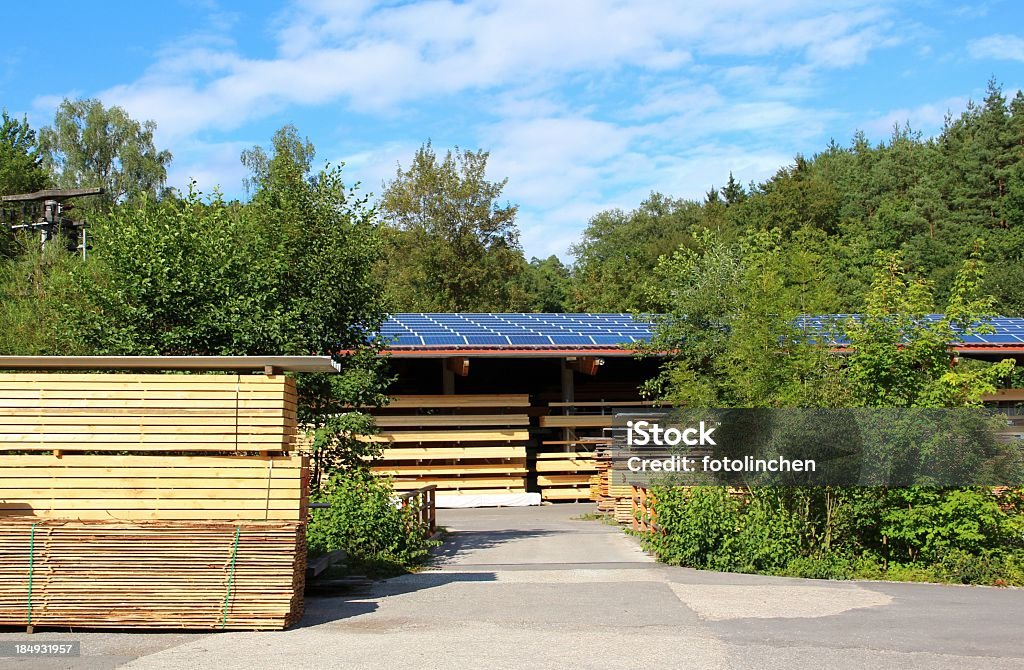 Fábrica con paneles solares - Foto de stock de Central eléctrica solar libre de derechos