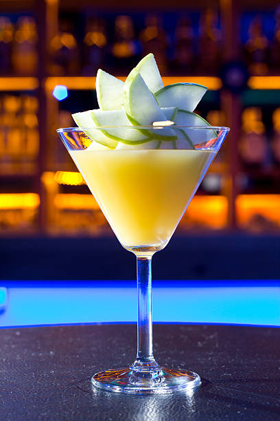 amarillo cóctel - apple martini fotografías e imágenes de stock
