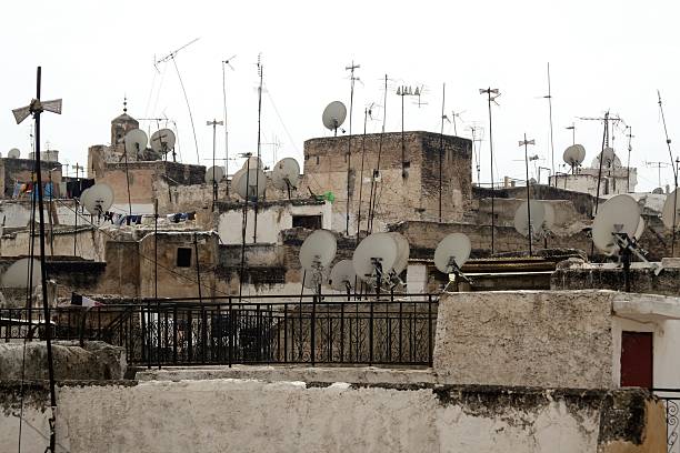 medina de fes vista da cidade - television aerial roof antenna city imagens e fotografias de stock