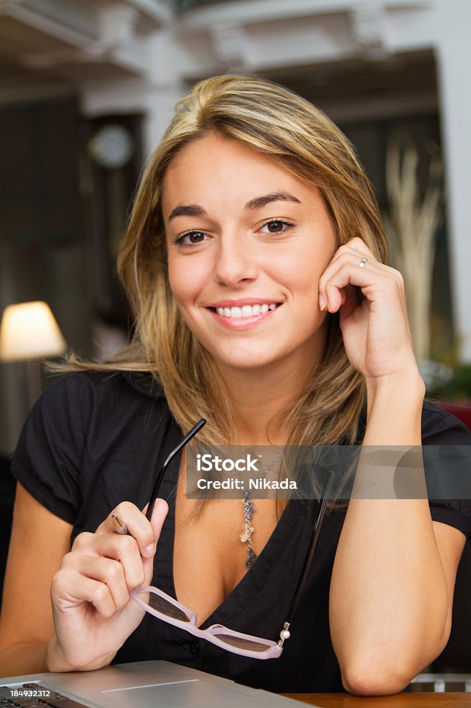 Retrato de mulher jovem sorridente - Foto de stock de Adulto royalty-free