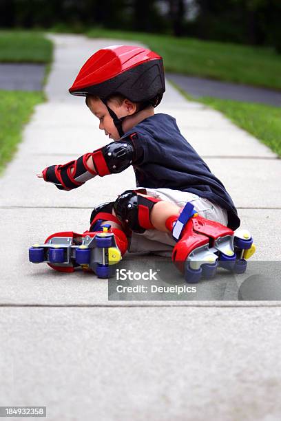 Foto de Jovem Garoto Patinação e mais fotos de stock de Caindo - Caindo, Acordar, Criança