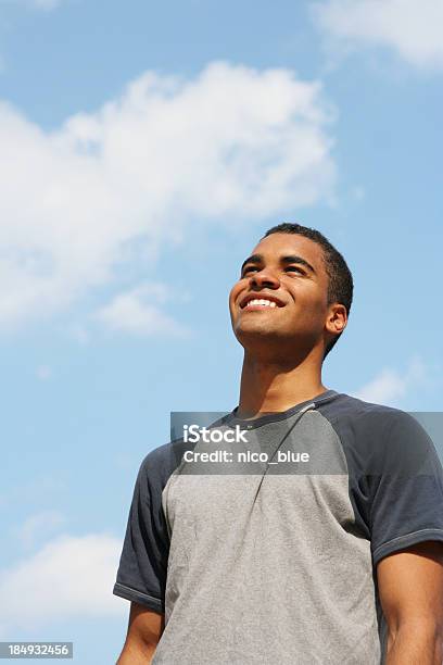 Happy Mann Stockfoto und mehr Bilder von Afrikanischer Abstammung - Afrikanischer Abstammung, Afro-amerikanischer Herkunft, Braun