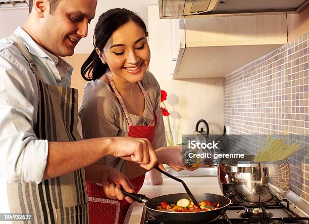 Paar In Der Küche Stockfoto und mehr Bilder von Essen zubereiten - Essen zubereiten, Garkochen, Olivenöl