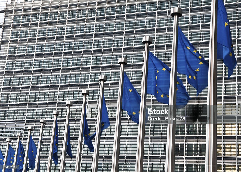 Bandiere davanti la Commissione europea, Bruxelles - Foto stock royalty-free di Albero maestro