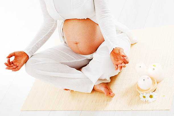 mulher grávida exercícios de ioga - flower single flower zen like lotus - fotografias e filmes do acervo