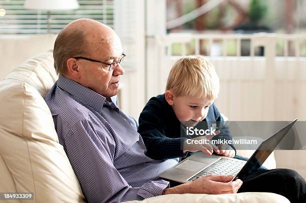 Neto Mostra Avô Como Utilizar Um Pc - Fotografias de stock e mais imagens de 4-5 Anos - 4-5 Anos, 60-69 Anos, Adulto