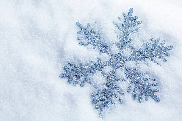 シルバーの雪の結晶 - 偽物の雪 ストックフォトと画像