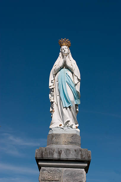 Coroa Estátua da Virgem Maria - fotografia de stock