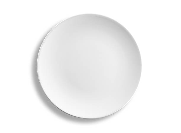 piring makan malam bulat kosong terisolasi di latar belakang putih, jalur kliping - piring potret stok, foto, & gambar bebas royalti