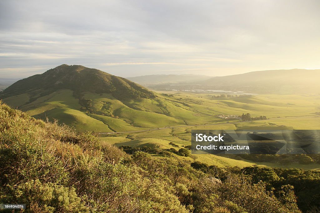 Green valley mit mountain 2 - Lizenzfrei Anhöhe Stock-Foto