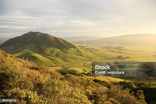 Green Valley Mit Mountain 2 Stockfoto und mehr Bilder von Anhöhe - Anhöhe, Berg, Berggipfel