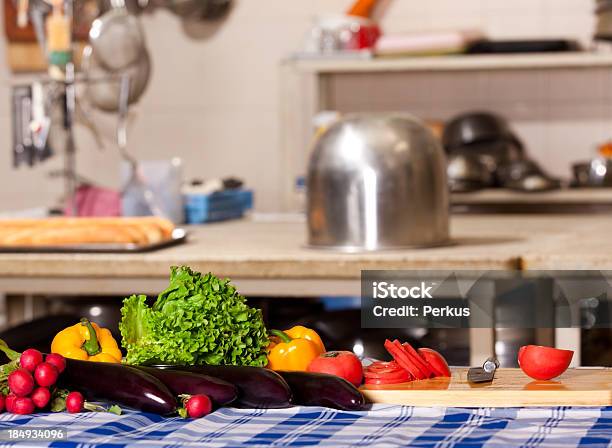 Photo libre de droit de Légumes Frais Sur Une Cuisine banque d'images et plus d'images libres de droit de Aliment - Aliment, Aliment cru, Aliment émincé