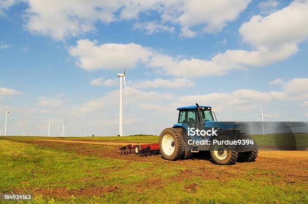 Blue Gospodarstwa Ciągnika I Cultivator Z Turbina Wiatrowa Stan Dakota Południowa - zdjęcia stockowe i więcej obrazów Traktor