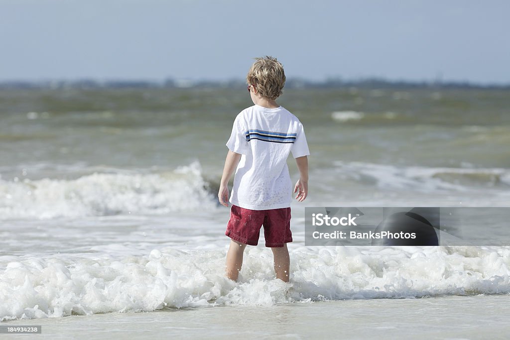 Junge betreten Ocean Surf - Lizenzfrei Blau Stock-Foto