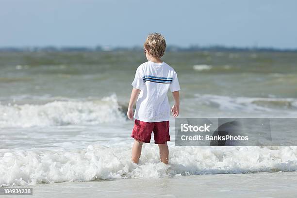 Junge Betreten Ocean Surf Stockfoto und mehr Bilder von Blau - Blau, Blondes Haar, Brandung