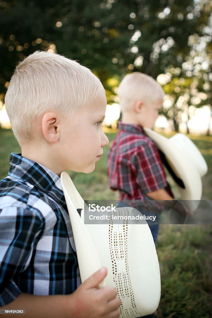 Joven americano que se muestre respeto de los cowboys - Foto de stock de 4-5 años libre de derechos