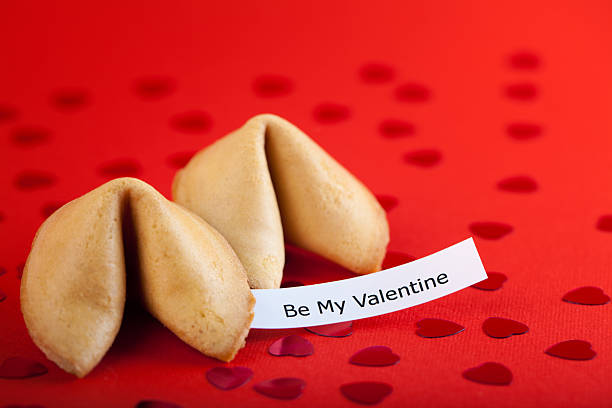 il fortune cookie su carta rossa - heart shape fortune cookie short phrase sayings foto e immagini stock