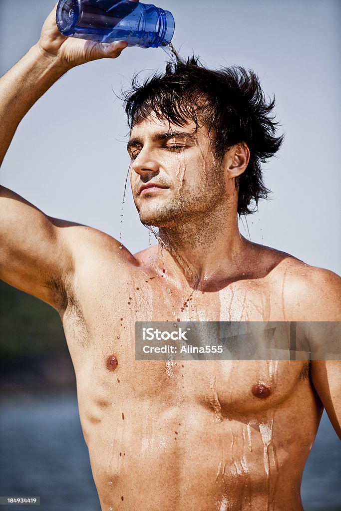 Młodego brazylijski człowiek Wylewanie wody na głowę po treningu - Zbiór zdjęć royalty-free (20-29 lat)