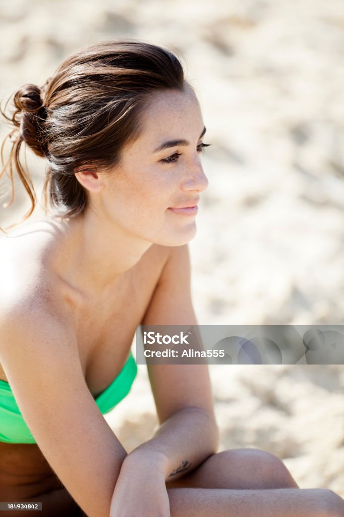 Brasilianische junge schöne Frau lächelnd im Freien - Lizenzfrei Frauen Stock-Foto