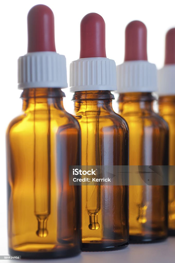 Marrón glas frascos de medicamento con gotero - Foto de stock de Aceites esenciales libre de derechos