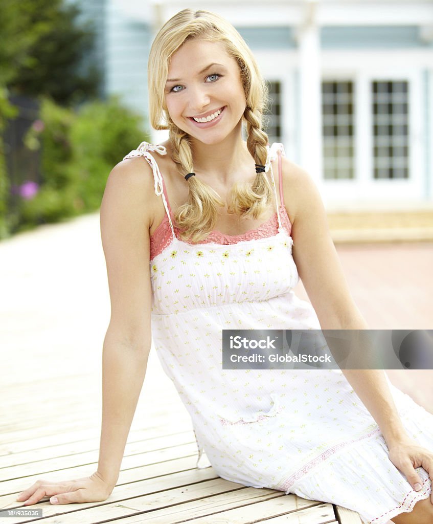 Linda rubia Chica hermosa en un vestido de verano - Foto de stock de 20 a 29 años libre de derechos